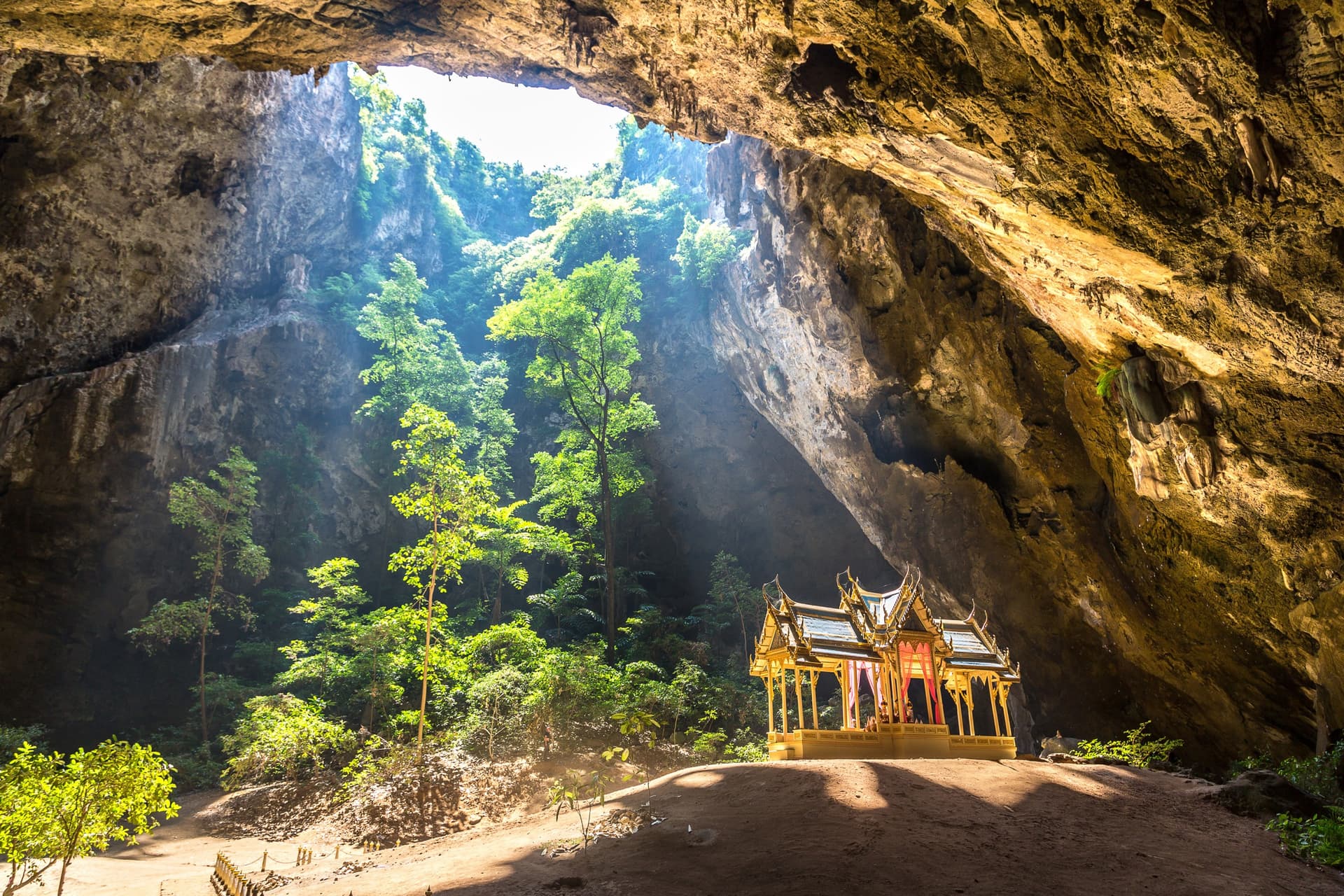 L’incroyable grotte du pavillon royal dans le parc national de Sam Roi Yot
